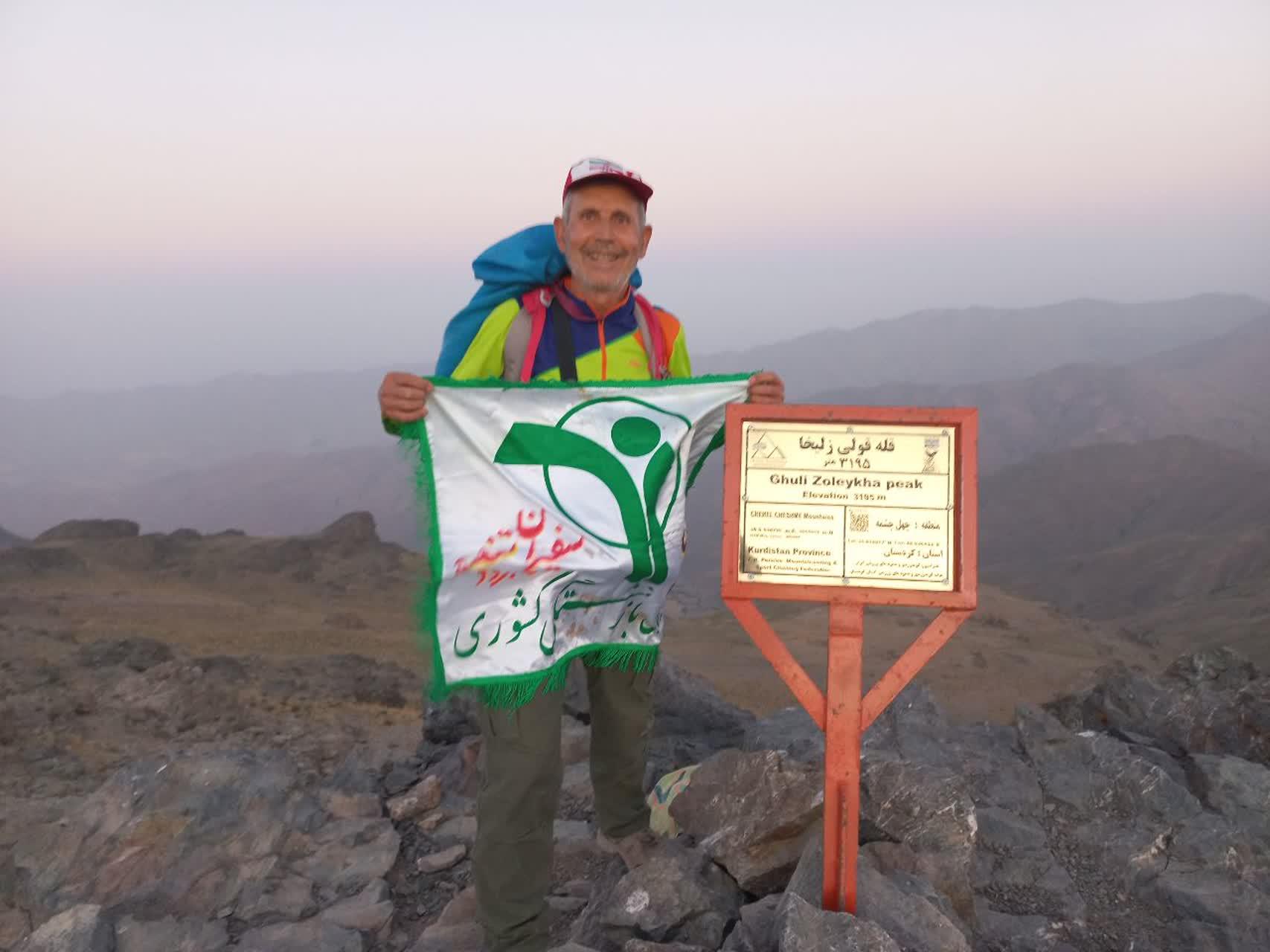 بازنشسته سمنانی به قله ۳۱۹۵ متری قولی‌زلیخا صعود کرد