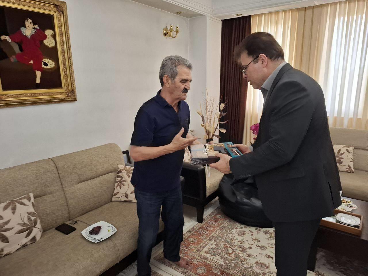 تجلیل مدیر صندوق بازنشستگی سمنان از پزشک خانه امید بازنشستگان